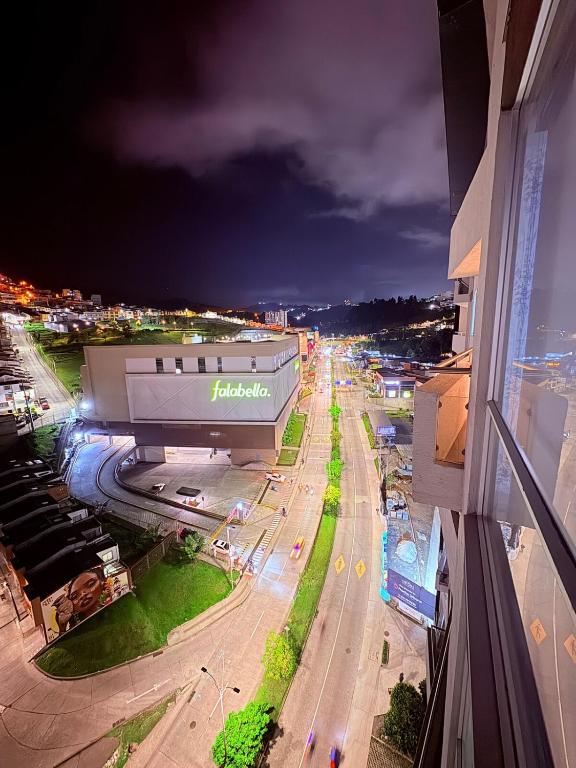Apartamento moderno con balcón y vista a la ciudad cerca al mall plaza