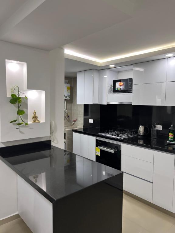 CALI Acogedor y Completo, Apto cerca de Jardin plaza, con piscina, parqueadero y aire acondicionado