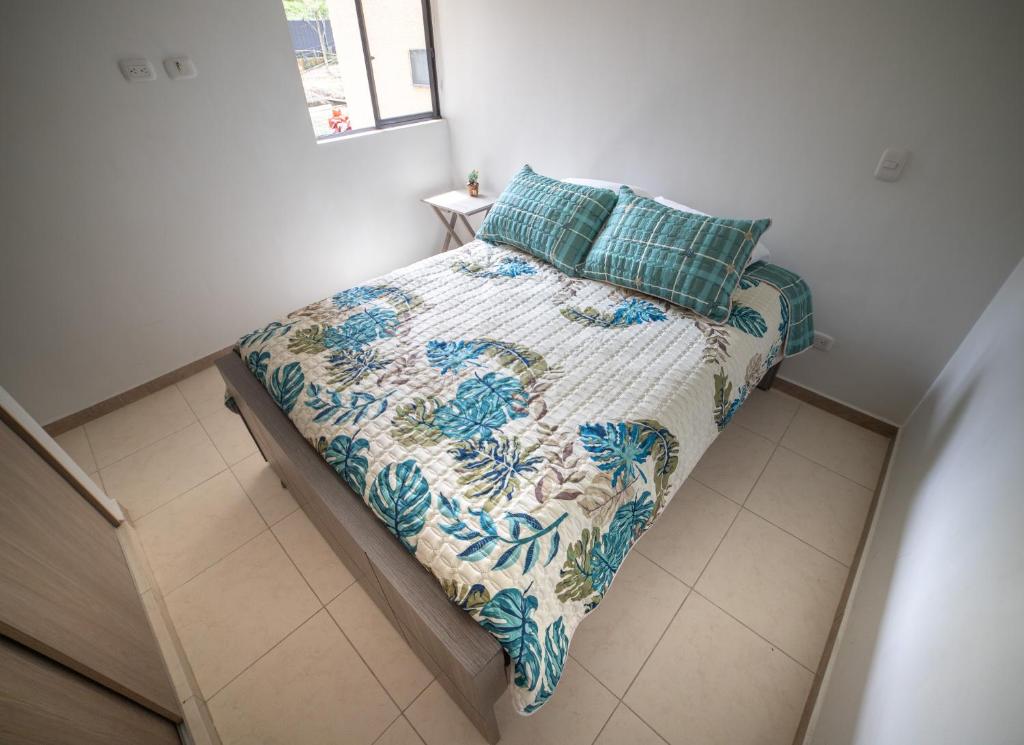 Acogedor fresco iluminado rodeado de naturaleza apartasol en el Quindío