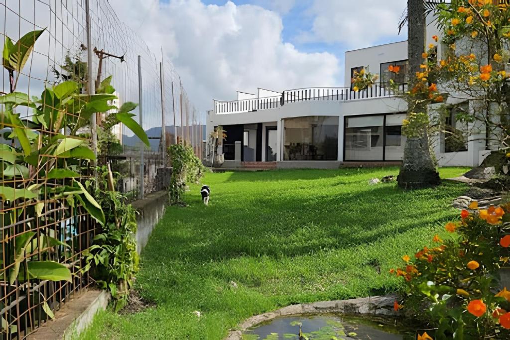 Casa Campestre, Ubicación Central