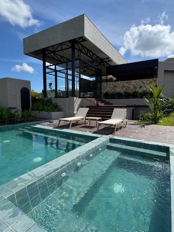 Casa lujosa con piscina y jacuzzi
