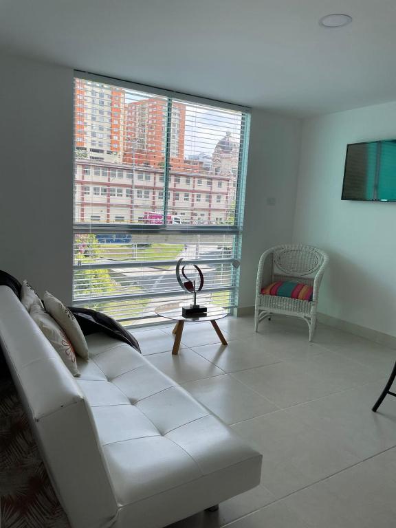 CC Fundadores, cerca sector el Cable y CC Mall Plaza