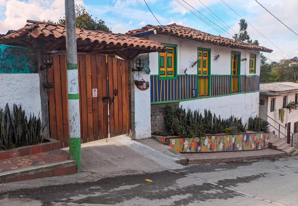 El Aguacate - Casa Tipica Cafetera Colombiana