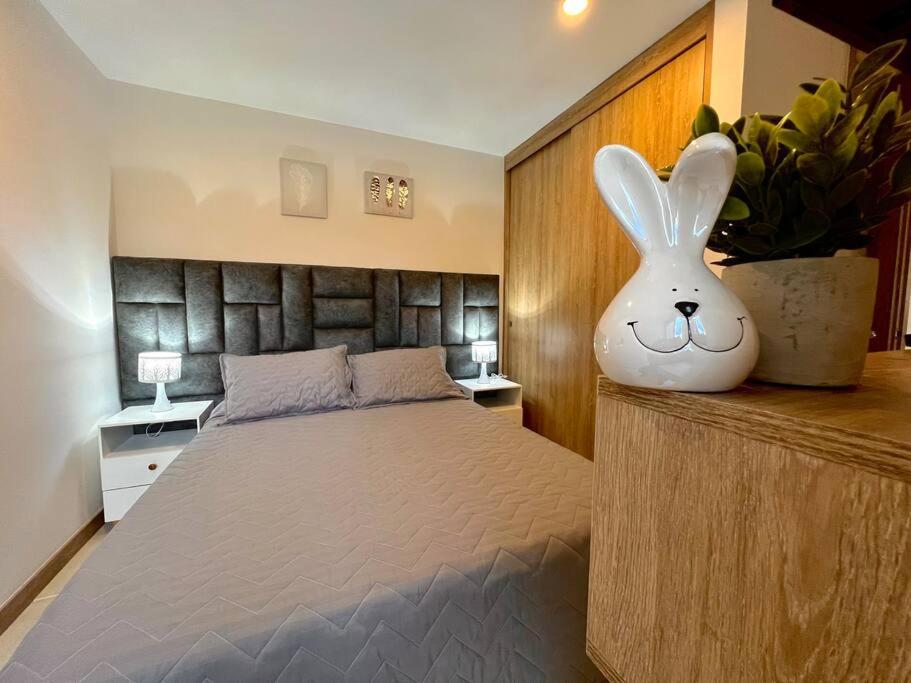 Espectacular vista cerca a cable plaza con Piscina