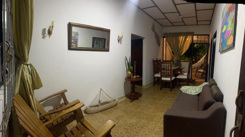 Habitación con baño privado y aíre acondicionado frente al mar