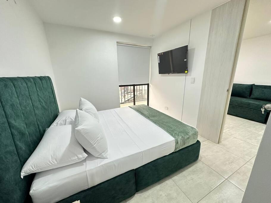 Hito 202 Amplio Apartaestudio en Av 19 Norte con balcon