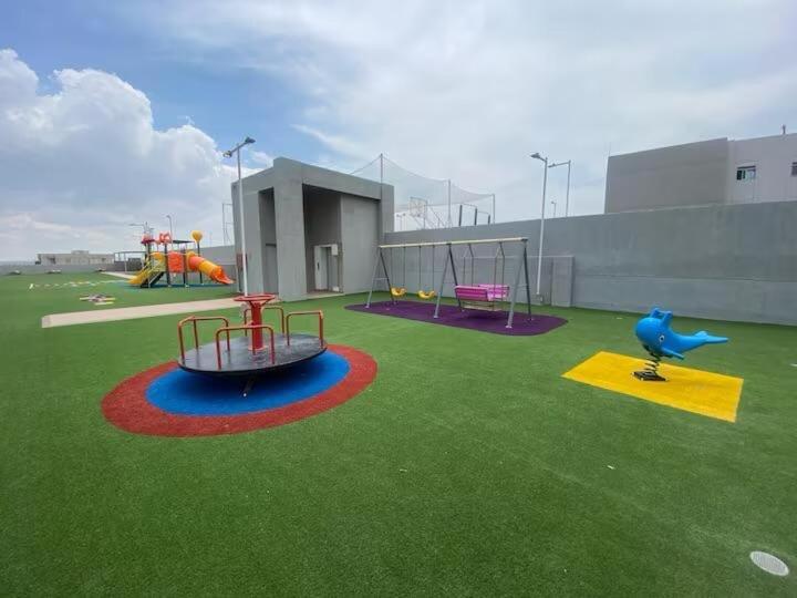 Nice apartment on the 11th floor with pool and park view