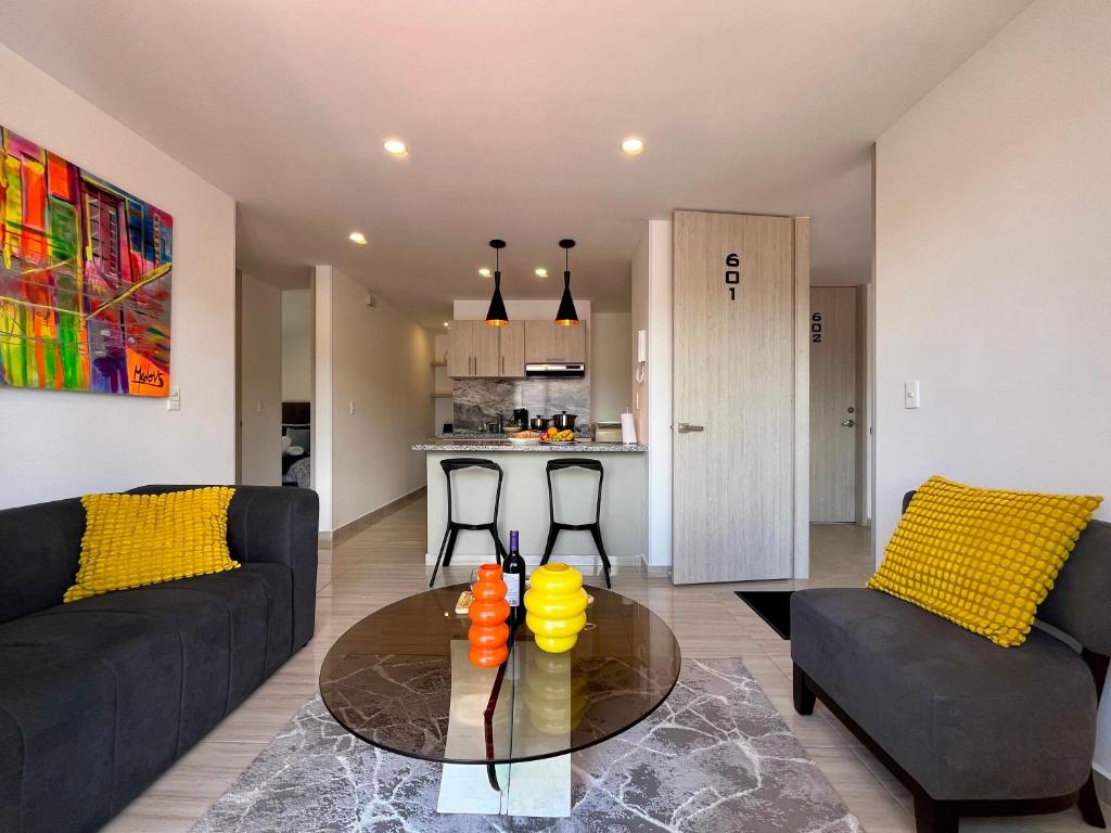 Cocina full, parqueadero y acceso a jacuzzi y bbq