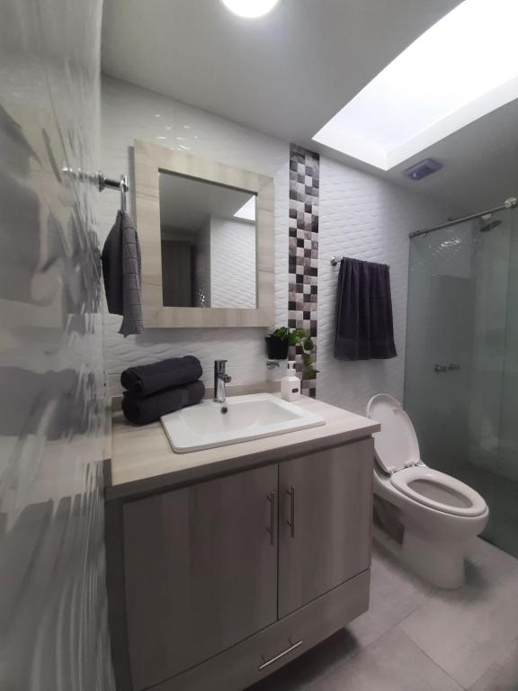 Suite con hamaca y baño privado.