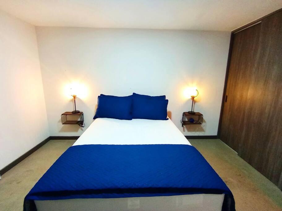 Villa moderna con una hermosa piscina, fogata y BBQ